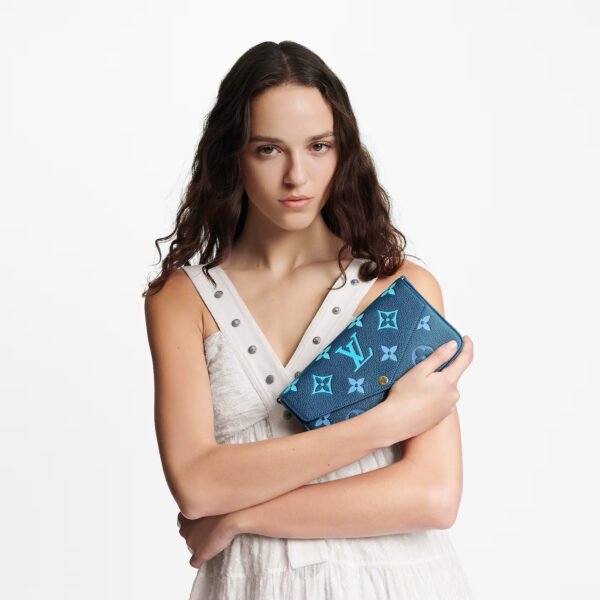 louis-vuitton-felicie-pochette-monogram-empreinte-leather-small-leather-goods-M82349_PM1_Cropped-worn-view.jpg Louis Vuitton M82349 Félicie Pochette